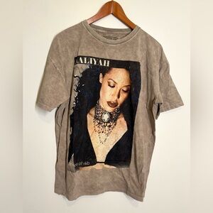 Aaliyah Women’s Short Sleeve Vintage Style Graphic Tee in Gray and Black Size L